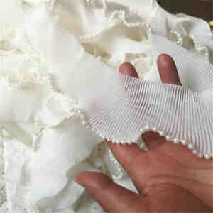 Comment faire un ourlet sur un tissu plissé ?